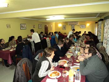 Panorámica de las mesas de la comida con los jóvenes de Altair.